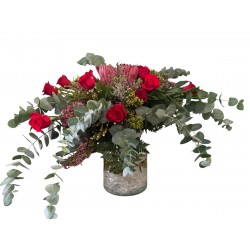 Jarron con rosas y verdes...